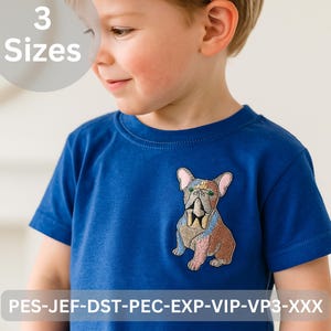 Könnte beinhalten: Ein blaues T-Shirt mit einem gestickten French Bulldog-Design. Das Design verwendet Braun-, Blau- und Rosatöne. Über dem T-Shirt befindet sich ein weißer Kreis mit dem Text "3 Sizes". Der Text "PES-JEF-DST-PEC-EXP-VIP-VP3-XXX" befindet sich am unteren Rand des T-Shirts.