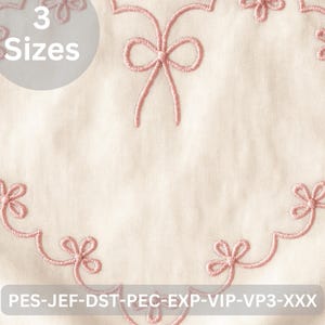 Puede incluir: Un diseño de bordado en forma de corazón en hilo rosa claro sobre una tela color crema. El diseño presenta un borde festoneado con motivos de lazo y flor. El texto "3 Sizes" está en un círculo. La parte inferior de la imagen tiene el texto "PES-JEF-DST-PEC-EXP-VIP-VP3-XXX".