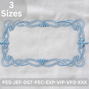 Puede incluir: Un marco rectangular bordado en azul claro con adornos decorativos en las esquinas y en el centro. La imagen incluye el texto "3 Tamaños" en un círculo blanco y una lista de formatos de archivo.