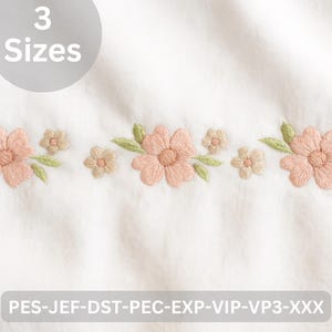 Op de afbeelding: Geborduurd bloemenontwerp met perzik- en beige bloemen en groene bladeren op een witte achtergrond. Het ontwerp bevat de tekst "3 Maten" en bestandstypecodes. Deze bloemenborduurwerk is geschikt voor diverse knutselprojecten.