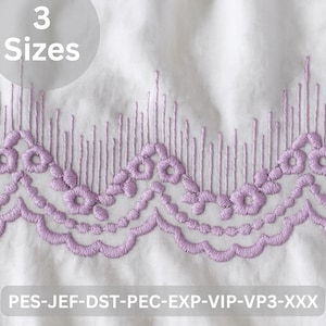 Könnte beinhalten: Nahaufnahme eines weißen Stoffes mit detailliertem Lavendel-Stickdesign. Die Stickerei hat einen gewellten Rand mit floralen und vertikalen Linienmustern. Der Text "3 Sizes" befindet sich in einem Kreis oben. Der Text unten lautet "PES-JEF-DST-PEC-EXP-VIP-VP3-XXX".