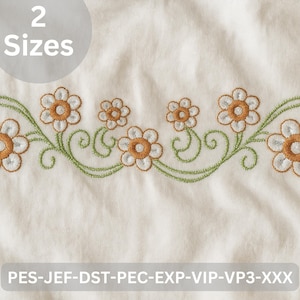 Può includere: Motivo floreale ricamato con fiori a forma di margherita, centri marroni, petali bianchi e tralci verdi. Il testo "2 Sizes" è in un cerchio grigio. La parte inferiore dell'immagine contiene il testo "PES-JEF-DST-PEC-EXP-VIP-VP3-XXX".