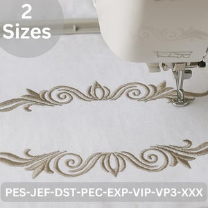 Peut inclure: Une machine à broder brode un motif décoratif sur un tissu blanc. Le motif est un motif symétrique en volutes de couleur marron clair. Le texte "2 Sizes" est dans un cercle en haut, et les codes de type de fichier sont en bas.