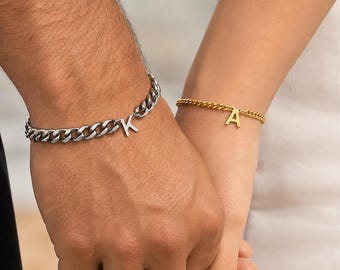 Pulseira personalizada para casais com ímã de coração e pingentes com iniciais, conjunto de joias combinando em prata e ouro, presente de aniversário e casamento para ela e para ele.