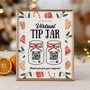 Può includere: Un cartello incorniciato con sfondo color crema che riporta il testo Virtual TIP JAR e Thank you for your support. Il design include due illustrazioni di barattoli con fiocchi rossi, codici QR, loghi Venmo e CashApp e motivi natalizi.