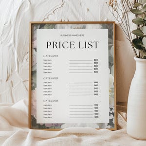 Könnte beinhalten: Ein rechteckiges Schild mit goldenem Rahmen und weißem Mittelfeld, das den Text PRICE LIST, BUSINESS NAME HERE sowie verschiedene Kategorien und Platzhalter für Artikel mit Dollarzeichen enthält. Der Hintergrund zeigt ein florales Muster.