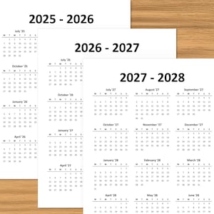 以下が含まれることがあります： 2025年、2026年、2027年、2028年のカレンダーページを集めたもの。各月は、シンプルで読みやすい形式で、日と日付が表示されています。カレンダーは白黒で印刷されています。