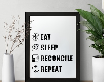 Könnte beinhalten: Schwarz gerahmter Druck mit den Worten "EAT SLEEP RECONCILE REPEAT" in fetter schwarzer Schrift. Die Wörter werden von einfachen schwarzen Symbolen begleitet. Der Druck wird auf einer Holzoberfläche mit einer weißen Vase und einer Topfpflanze im Hintergrund angezeigt.