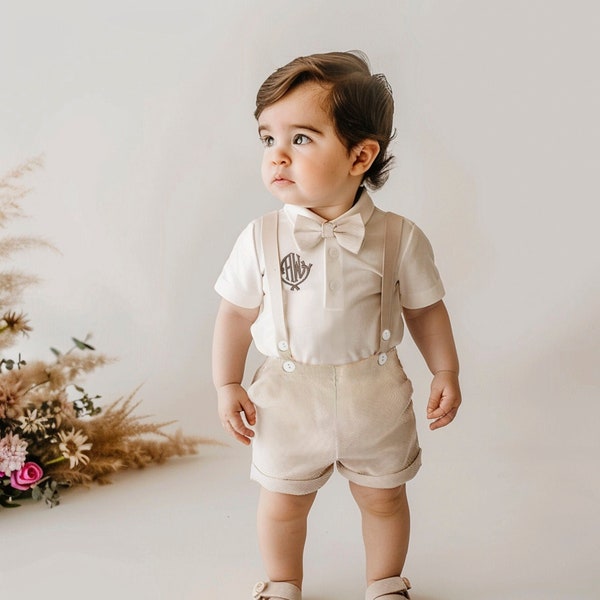 1. Geburtstag Outfit Jungen, Baby-Kleidung Set: Name Bodysuit, Beige Shorts & Fliege, personalisierte Kleinkind-Kleidung, ein Bday Geschenk