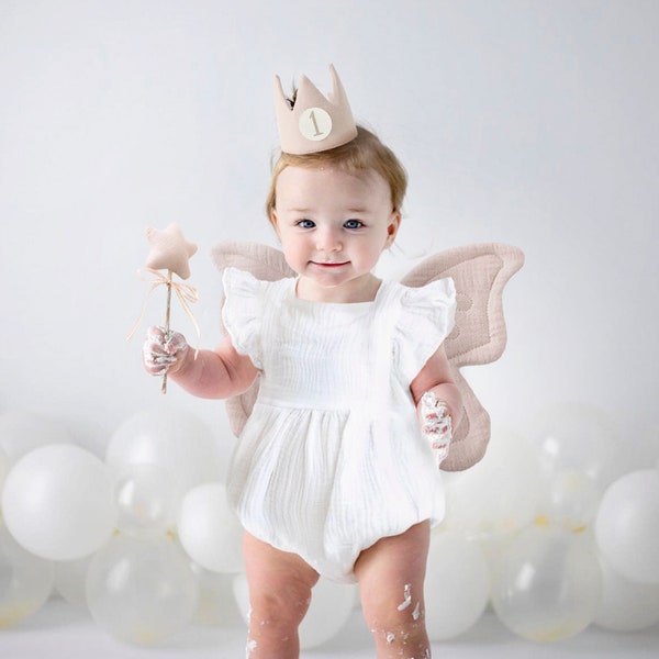 Tenue 1er anniversaire fille, barboteuse bulle blanche pour bébé + accessoires photo smash pour gâteau : chapeau de fête, couronne et ailes de fée papillon, cadeau anniversaire pour tout-petit