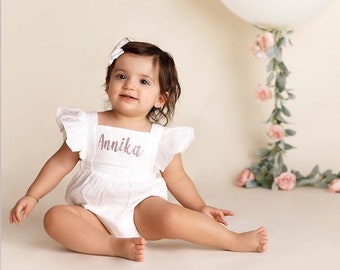 Chica del traje del primer cumpleaños, romper blanco de la burbuja del bebé de algodón muselina, ropa personalizada del niño, bordado del nombre personalizado, regalo de un día