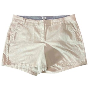 Crown & Ivy Women's Caroline Curvy Button Closure Beige Chino Shorts Size 18W