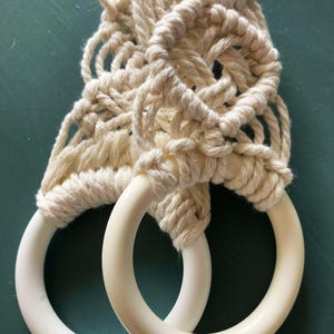 Porta tovaglioli con motivo a diamante in macramè