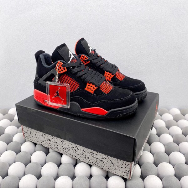 Personalisierte Air Jordan 4 Sneakers