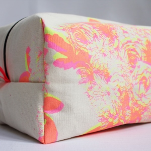 Grande trousse de maquillage floral néon, cousue main et sérigraphie à Londres, impression 3 couleurs. Doublure en velours rose pelucheux avec pattes de ruban gros-grain.