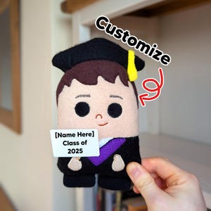 Cadeau de remise des diplômes personnalisé, peluche, carte d'obtention du diplôme universitaire, diplômé universitaire, cadeau de la promotion 2025, peluche souvenir PHD, citation de poupée personnalisée