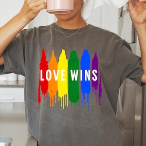 愛は勝つ レインボーTシャツ：LGBTプライドアパレル