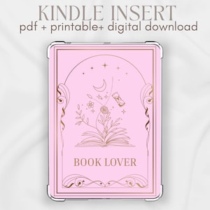 Könnte beinhalten: Rosa Kindle-Einlage mit goldenem Blumen- und Himmelsdesign. Die Einlage zeigt ein offenes Buch, Mond, Sterne und die Worte "BOOK LOVER". Der Text "KINDLE INSERT" und "pdf + printable + digital download" stehen oben.