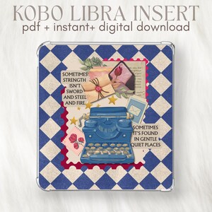 Może przedstawiać: Wkładka do Kobo Libra z niebiesko-białym wzorem w romby. Projekt zawiera niebieską maszynę do pisania, koperty oraz tekst: SOMETIMES STRENGTH ISN'T SWORD AND STEEL AND FIRE, SOMETIMES IT'S FOUND IN GENTLE QUIET PLACES.