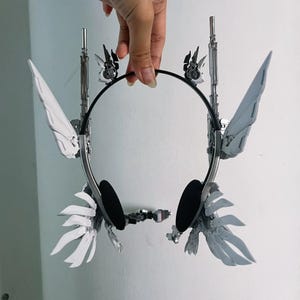Pode incluir: Um conjunto de três canecas de cerâmica com acabamento salpicado e fosco. As canecas são em tons de creme, cinza claro e cinza escuro. Cada caneca tem um design simples e minimalista, ideal para café ou chá.
