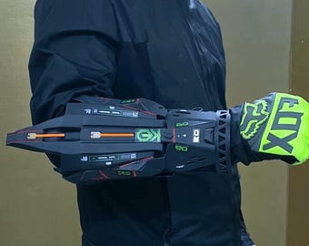 Könnte beinhalten: Schwarzer und neongrüner Motocross-Handschuh und Armschutz. Der Handschuh zeigt das Fox-Logo in Neongrün und Schwarz. Der Armschutz ist schwarz mit roten und orangen Akzenten und geometrischen Designs. Der Armschutz hat die Buchstaben "GK".