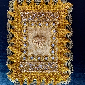 Précieuse dorée, cœur perlé