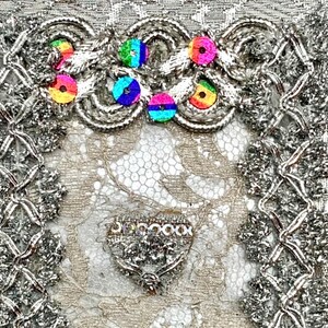 Précieuse argentée, avec paillettes et cœur perlé