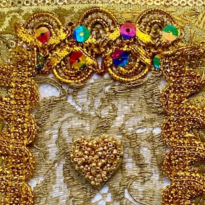 Précieuse dorée, avec paillettes et cœur perlé