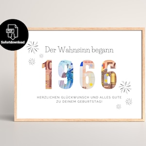 Könnte beinhalten: Gerahmter Druck mit dem Text "Der Wahnsinn begann 1966" und "HERZLICHEN GLÜCKWUNSCH UND ALLES GUTE ZU DEINEM GEBURTSTAG!". Die Zahlen sind mit Bildern von Euro-Banknoten gefüllt. Enthält ein PDF-Download-Symbol.