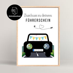 Puede incluir: Impresión enmarcada con una ilustración de coche negro, con el texto "Zuschuss zu deinem FÜHRERSCHEIN." El coche tiene una matrícula que dice "ALLZEIT GUTE FAHRT." La impresión incluye un icono de descarga PDF y banderines coloridos.