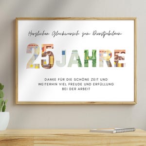 Geschenk Dienstjubilaeum 25 Jahre in Holzbilderrahmen über einem Holzregal mit einem Kaktus und einem Notizbuch darauf