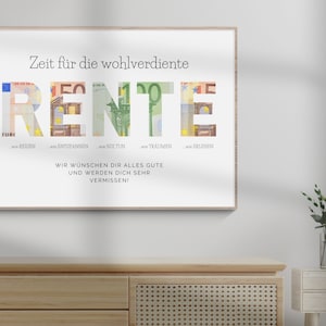 Geldgeschenk zur Rente hängt in einem Holzbilderrahmen an einer Wand über einem Sideboard