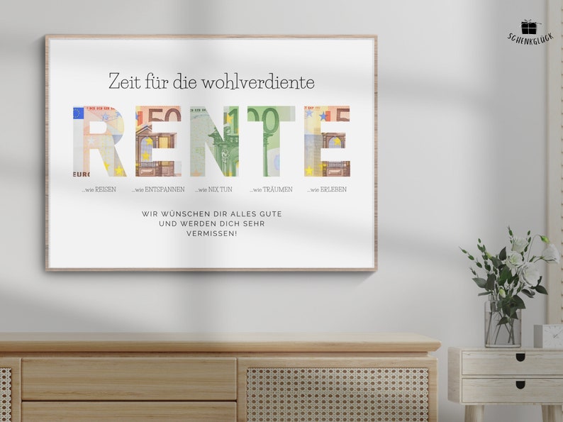 Geldgeschenk zur Rente hängt in einem Holzbilderrahmen an einer Wand über einem Sideboard