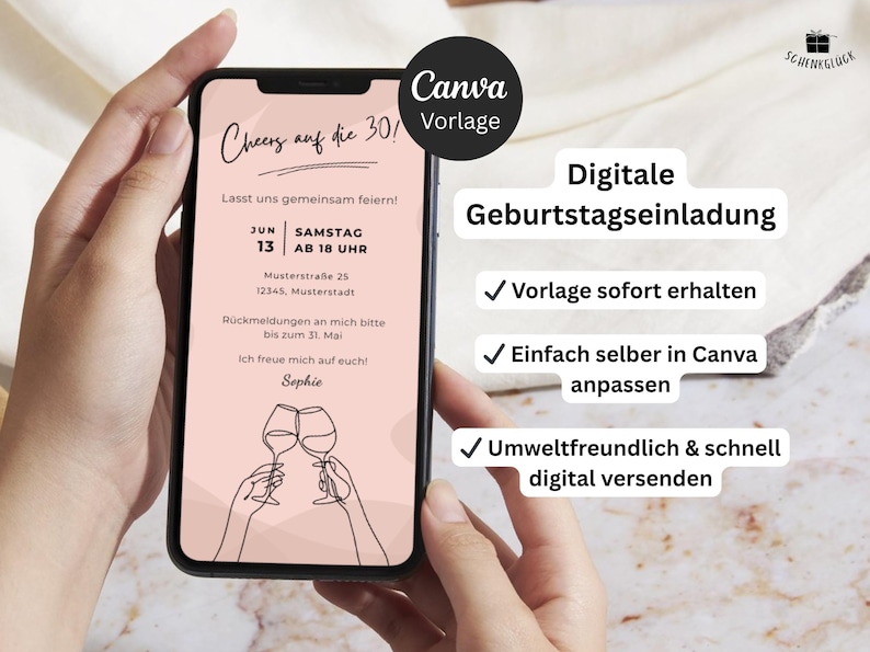 Digitale Einladung Geburtstag auf einem Smartphone das in der Hand gehalten wird. Im Hintergrund sind ein Tuch sowie eine Marmorfläche zu sehen.
