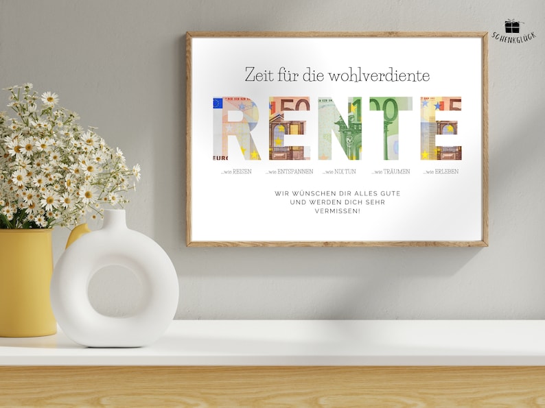 Geldgeschenk zur Rente in einem Holzbilderrahmen an einer grauen Wand über einem Sideboard mit Blumen und Deko darauf