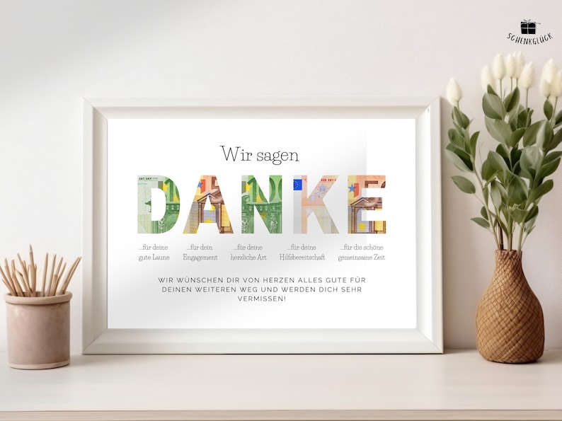 Abschiedsgeschenk Kollegin in weißem Holzbilderrahmen zwischen Dekoelementen
