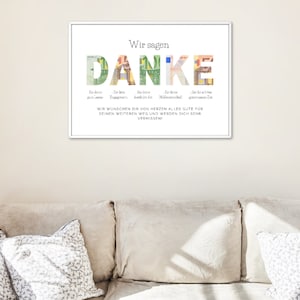 Abschiedsgeschenk Kollegin in einem weißen Bilderrahmen an einer beigen Wand über einem Sofa mit Kissen