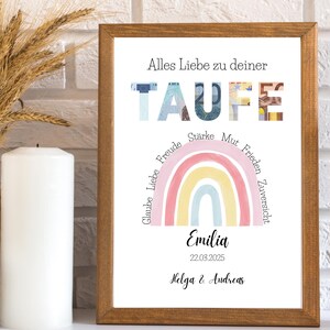 Geldgeschenk Taufe Mädchen in einem dunklen Holzbilderrahmen auf einem weißen Regalbrett vor einer weißen Steinmauer neben weißen Kerzen und einer Kunstpflanze