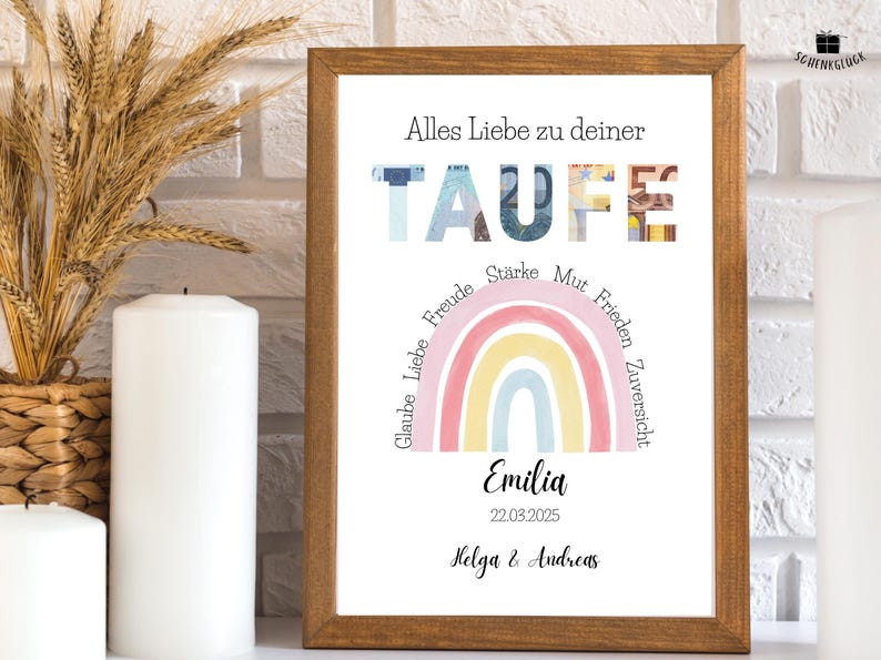 Geldgeschenk Taufe Mädchen in einem dunklen Holzbilderrahmen auf einem weißen Regalbrett vor einer weißen Steinmauer neben weißen Kerzen und einer Kunstpflanze