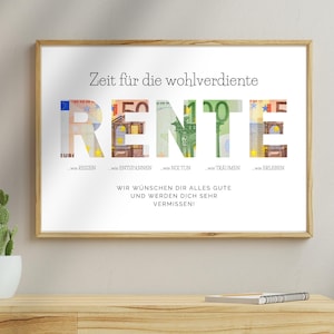 Geldgeschenk zur Rente hängt in einem Holzbilderrahmen an einer beigen Wand. Drumherum sind ein Holzregal, Pflanzen und Lampen sowie ein Notizbuch zu sehen.