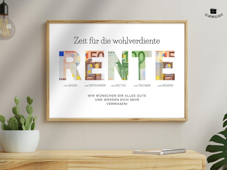 Geldgeschenk zur Rente hängt in einem Holzbilderrahmen an einer beigen Wand. Drumherum sind ein Holzregal, Pflanzen und Lampen sowie ein Notizbuch zu sehen.