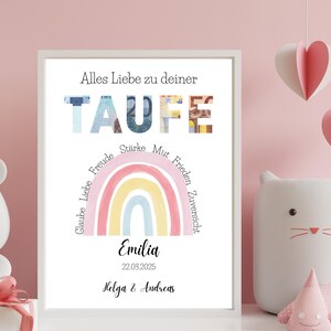 Personalisierbares Geldgeschenk zur Taufe in einem weißen Bilderrahmen vor einer rosa Wand zwischen Kinderspielzeug und Deko