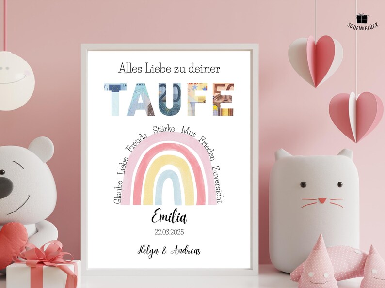 Personalisierbares Geldgeschenk zur Taufe in einem weißen Bilderrahmen vor einer rosa Wand zwischen Kinderspielzeug und Deko
