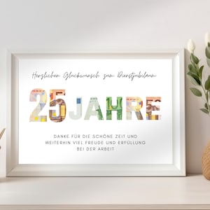 Geschenk Dienstjubilaeum 25 Jahre in weißem Bilderrahmen zwischen Dekoartikeln