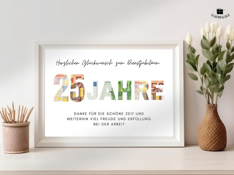 Geschenk Dienstjubilaeum 25 Jahre in weißem Bilderrahmen zwischen Dekoartikeln