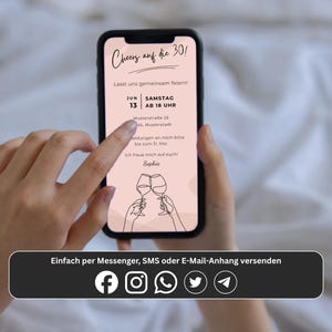 Die digitale Einladung zum Geburtstag ist auf einem Smartphone dargestellt, das in den Händen einer Person gehalten wird. Zusätzlich werden die möglichen Versandmöglichkeiten der Vorlage wie Messenger-Dienste, SMS und E-Mail dargestellt.