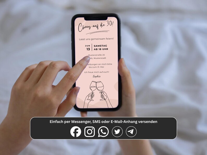 Die digitale Einladung zum Geburtstag ist auf einem Smartphone dargestellt, das in den Händen einer Person gehalten wird. Zusätzlich werden die möglichen Versandmöglichkeiten der Vorlage wie Messenger-Dienste, SMS und E-Mail dargestellt.