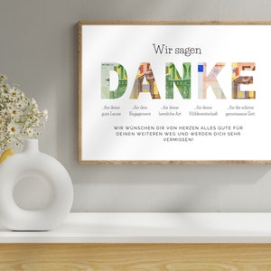 Abschiedsgeschenk Kollegin in einem Holzbilderrahmen über einem Regal mit einer Vase und einer Blume darauf