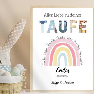 Personalisierbares Taufgeschenk Mädchen in Holzbilderrahmen zwischen Kinderspielzeug und Kuscheltieren