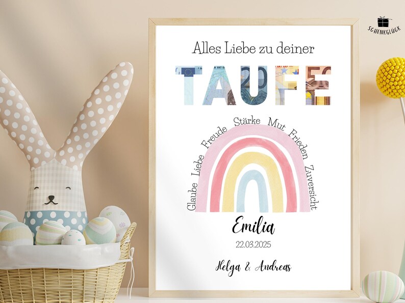 Personalisierbares Taufgeschenk Mädchen in Holzbilderrahmen zwischen Kinderspielzeug und Kuscheltieren
